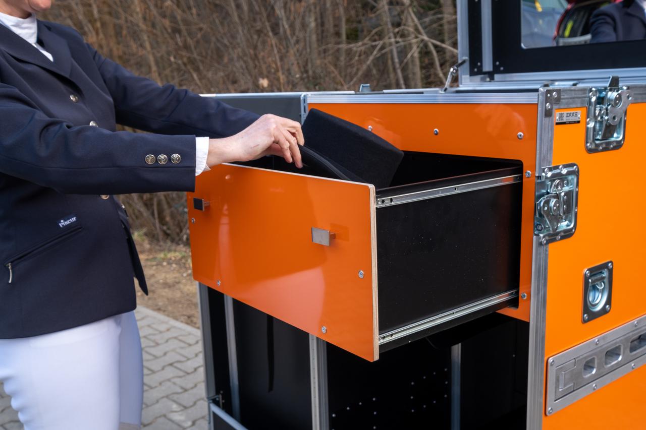 Geöffnete Schublade des Turnierschranks Malachit