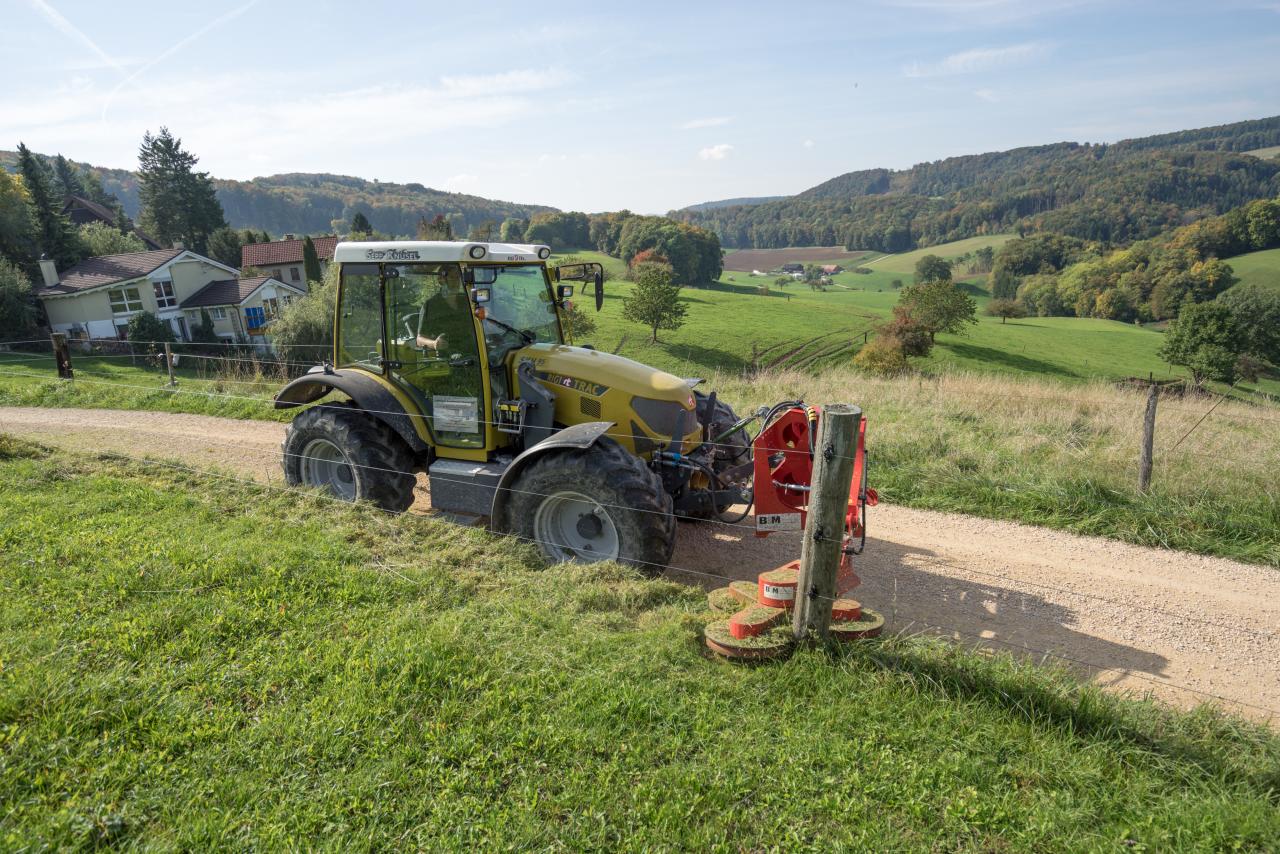 Traktor mit einem Leitplankenmäher