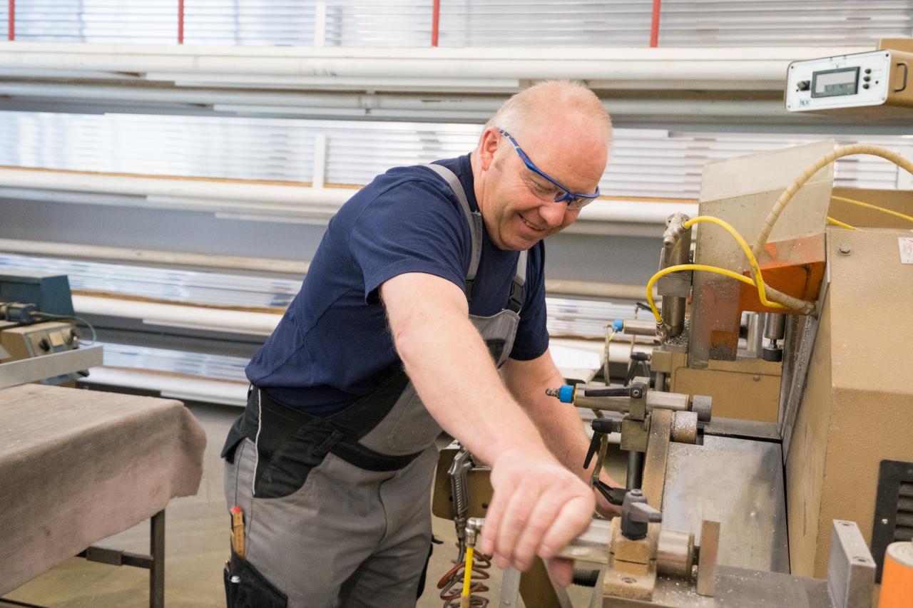 Walter Schwarz beim Zuschneiden von Teilen für eine Aluminiumtüre