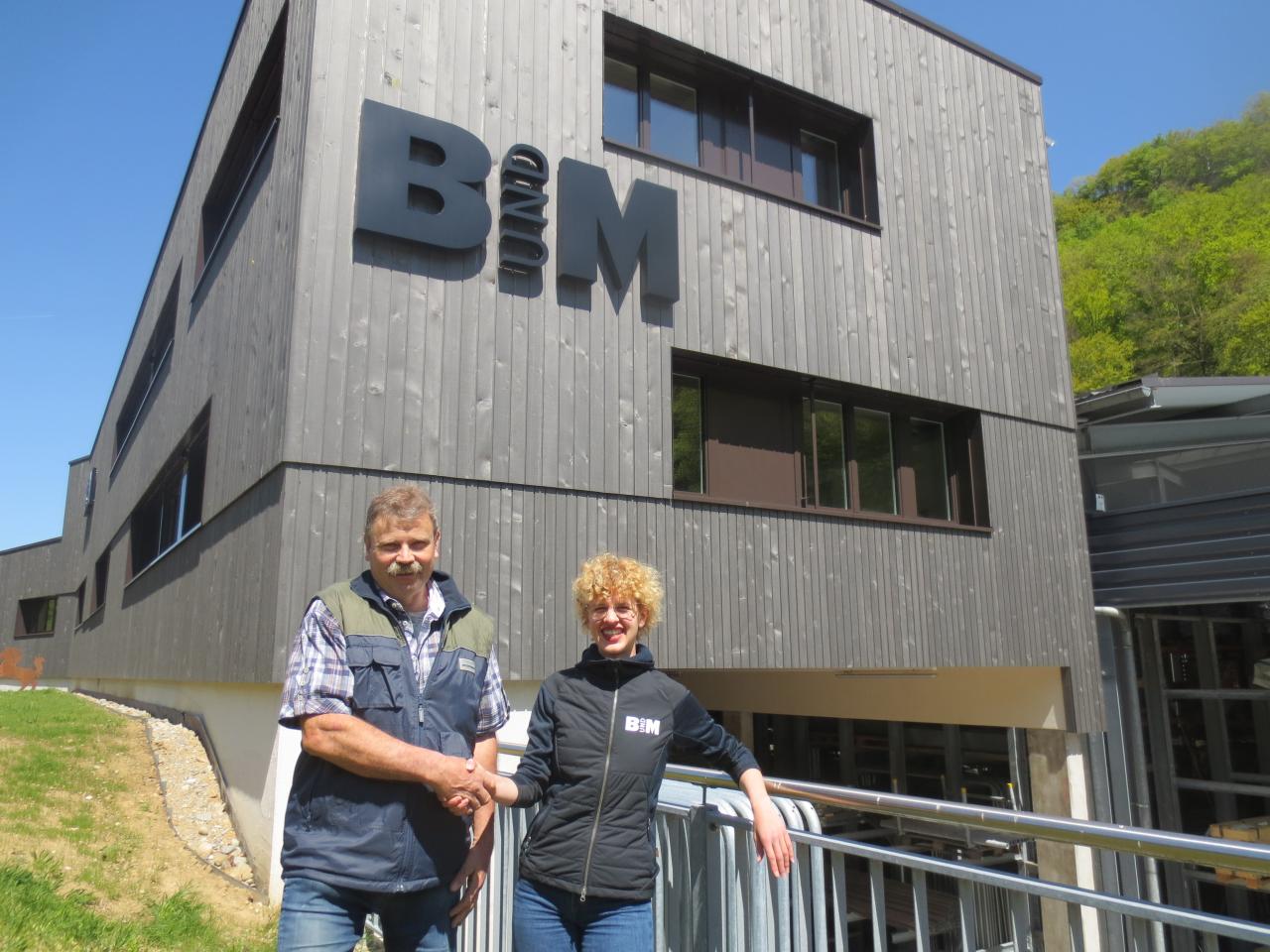 Nadine Meyer und Peter Stähli vor dem Firmengebäude