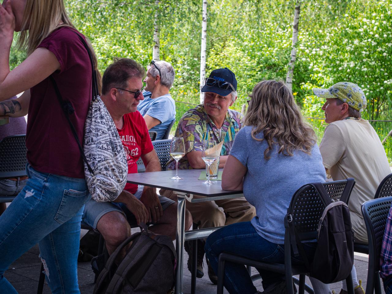 Fünf Menschen sitzend beim Apero