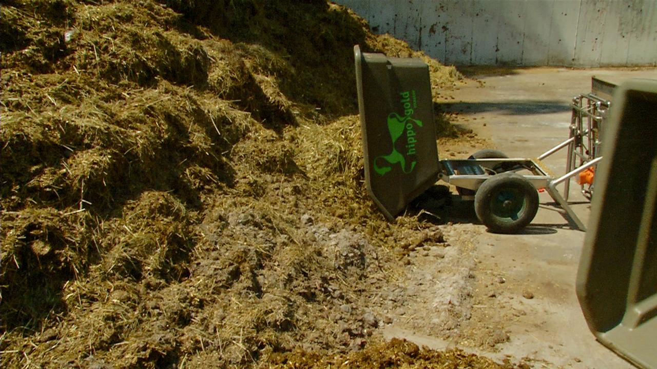 Gekippter Vibrationsrüttler vor Miststock