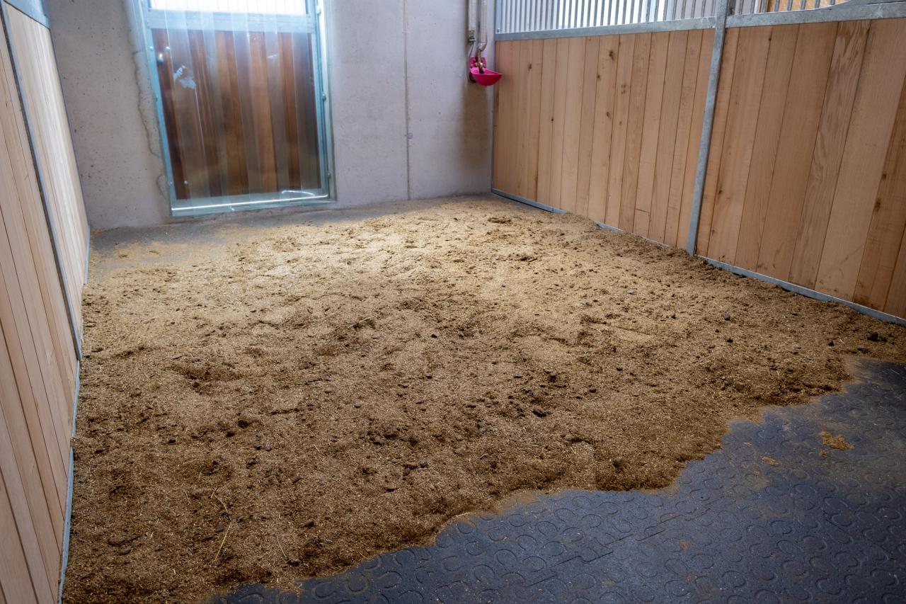 einstreu-sparen-dank-gummimatte