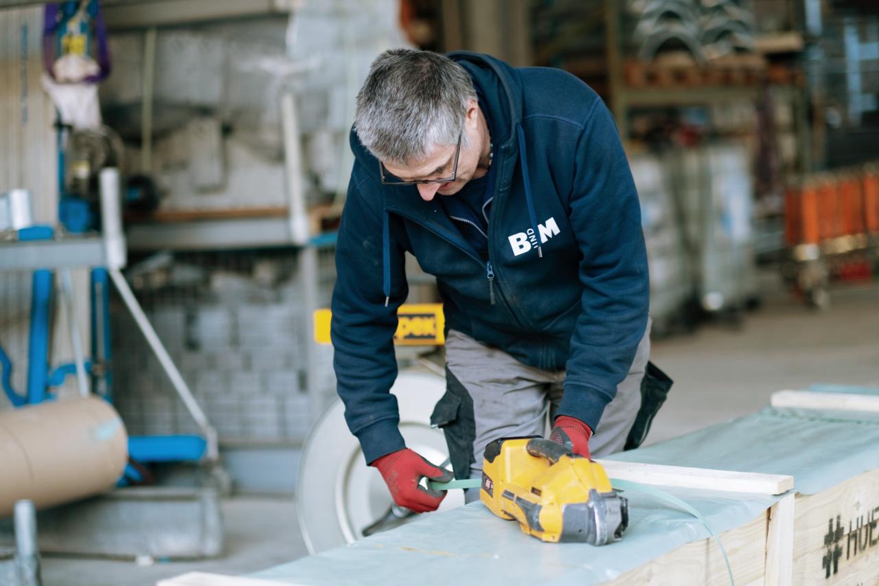 thomas-schmid-beim-binden-von-grosser-ware