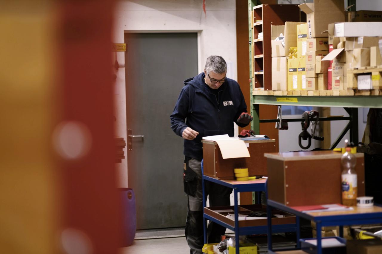 lagermitarbeiter-beim-bereitstellen-von-ware