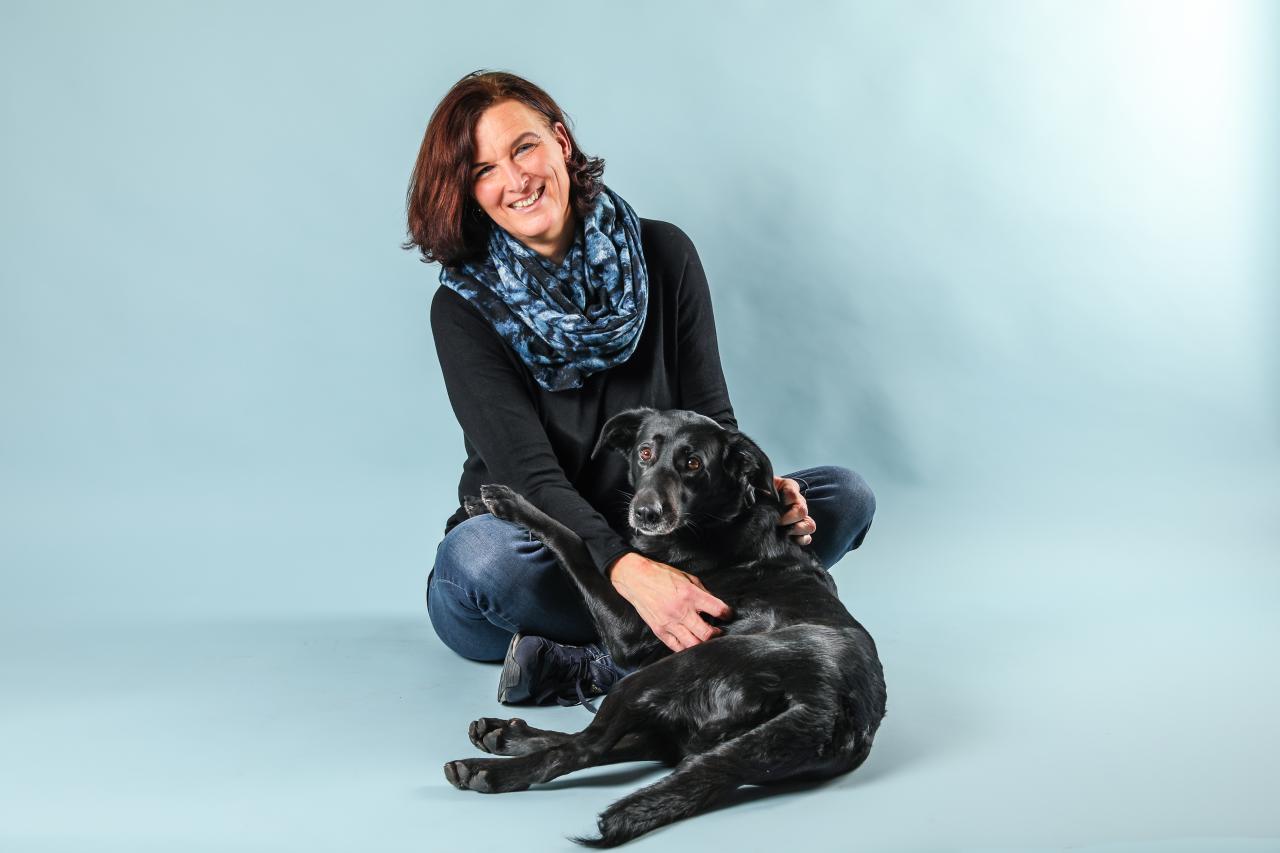 yvonne bont mit ihrem hund