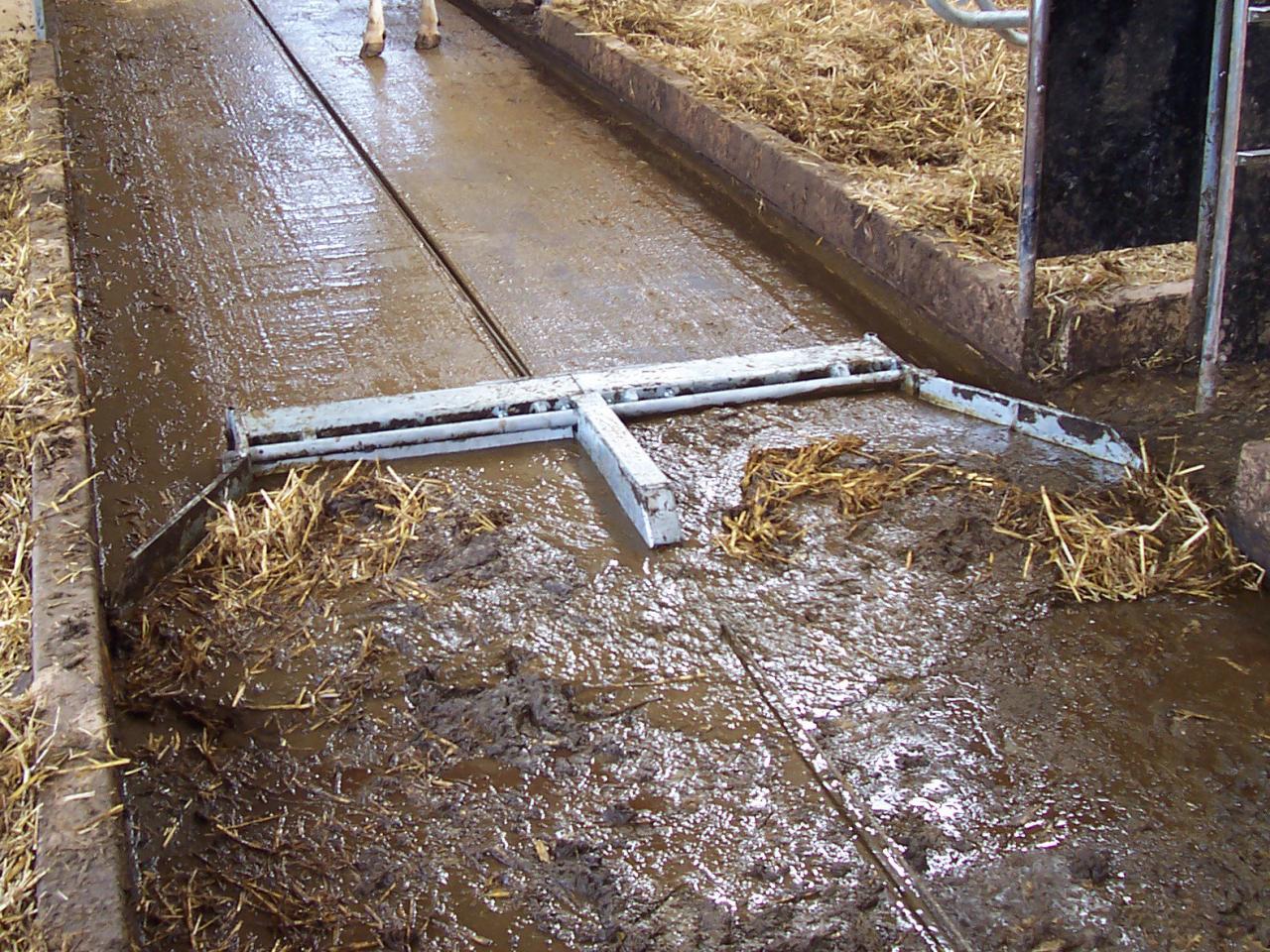 121.0400#1#Klappschieber im Stall#verzinkt