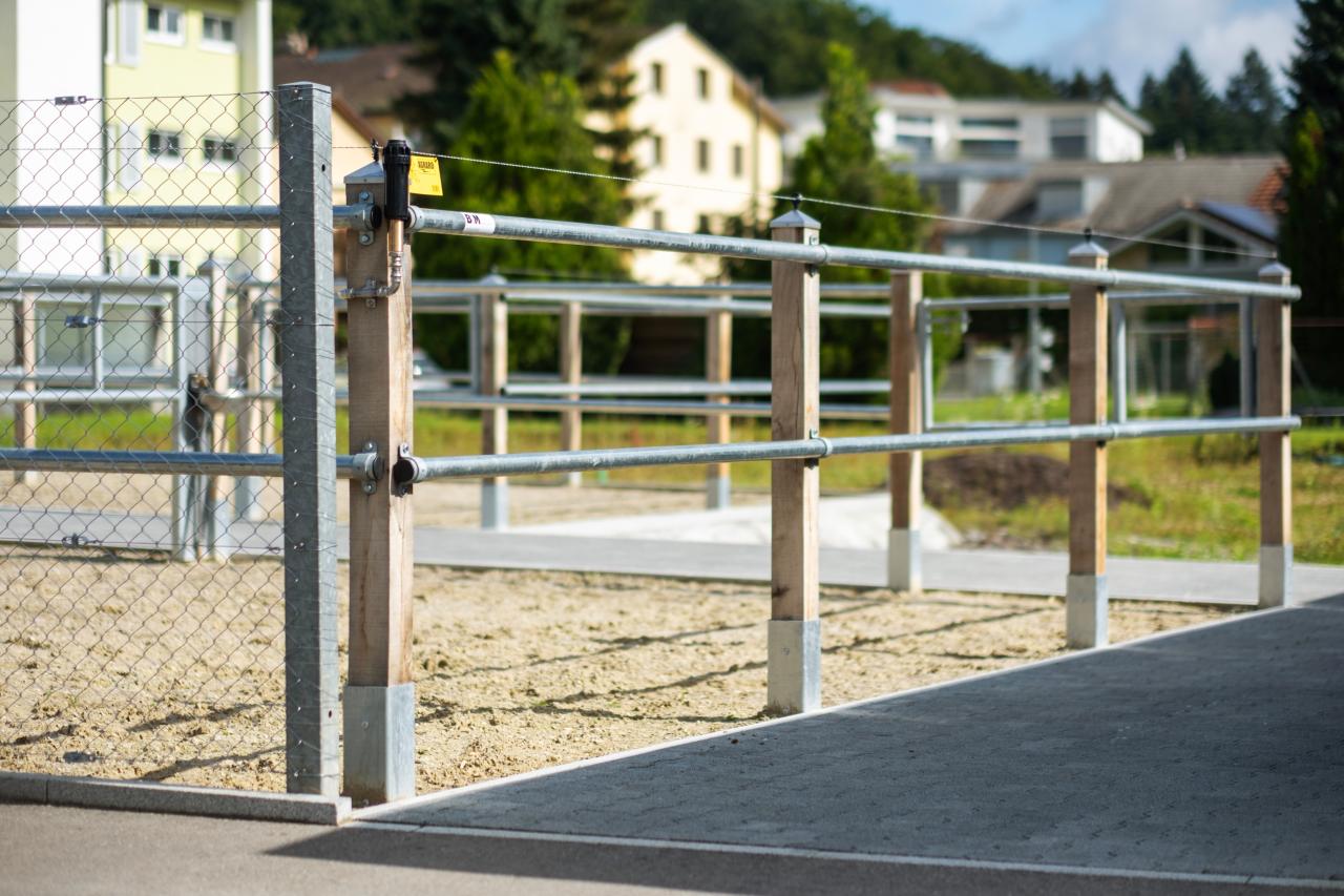 Mit 2-lagigen Rohren und Eichenschwellen zu einem ästhetischen und tier-schutzkonformen Resultat.