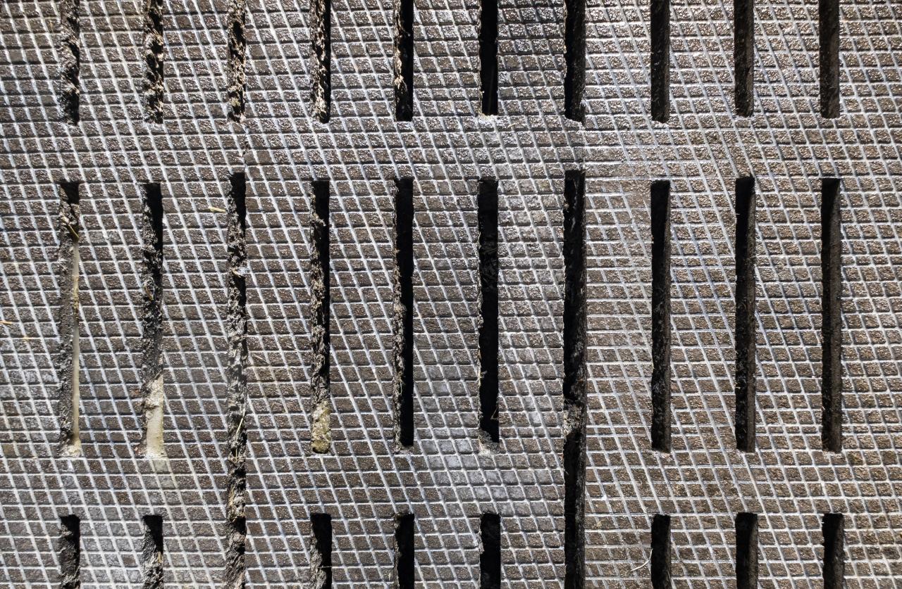 SON 02038#1#Schneidarbeiten für Spaltenboden, Schneiden eines Karo-Musters#beton