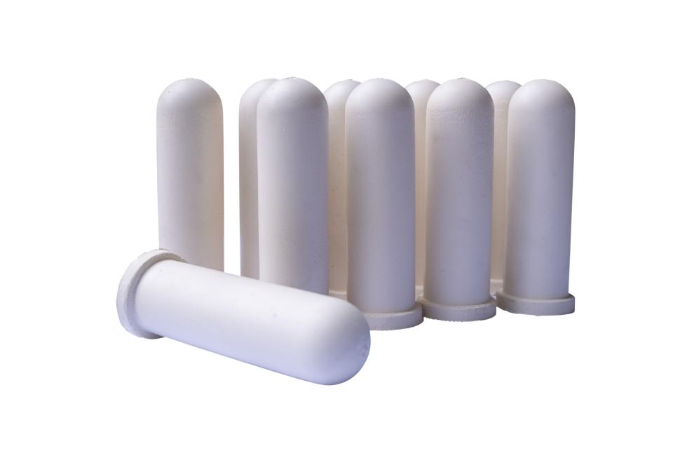 Zwei übereinander liegende Kälbersauger, der obere weiss, der untere schwarz, linke Enden abgerundet, rechtes Ende mit Ring zur Fixation in Ventil, seitliche Ansicht