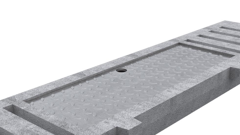 Ein schematischer Ausschnitt eines Betonelements, Öffnungen quer und länglich, in der Mitte ein rechteckiger Schachtdeckel mit beschriebenen Massen 30 auf 82 cm und Griff rechts, Ansicht schräg von vorne, halbhoch