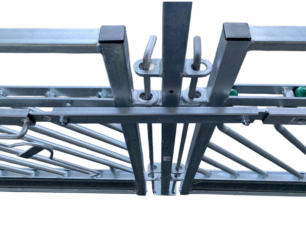 Panel mit 18 senkrechten Streben und zwei dreieckigen Kettenhalter auf der linken Seite, ein kleiner Bogen am unteren Ende auf beiden Seiten, schematische Skizze
