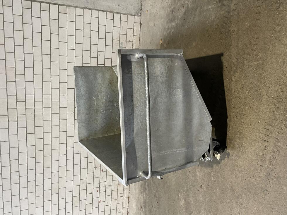 Ein Grossraumkuli für Frontlader, feuerverzinkt mit vier Rädern und Auspaarung zum Auskippen, zwei Griffstangen, Ansicht von vorne