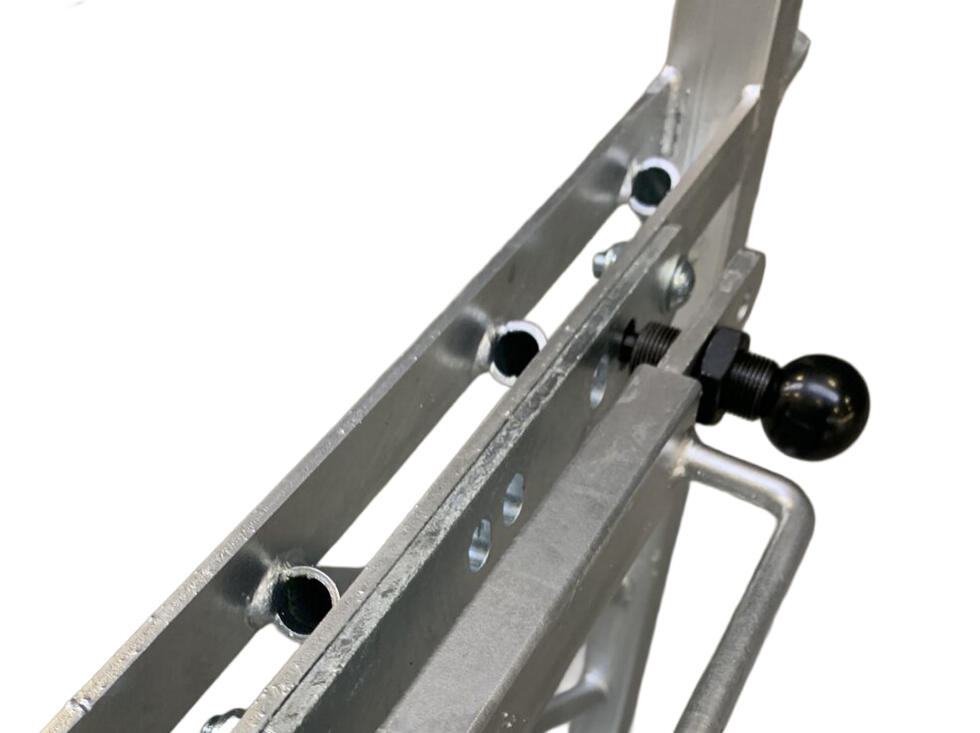 Panel mit 18 senkrechten Streben und zwei dreieckigen Kettenhalter auf der linken Seite, ein kleiner Bogen am unteren Ende auf beiden Seiten, schematische Skizze