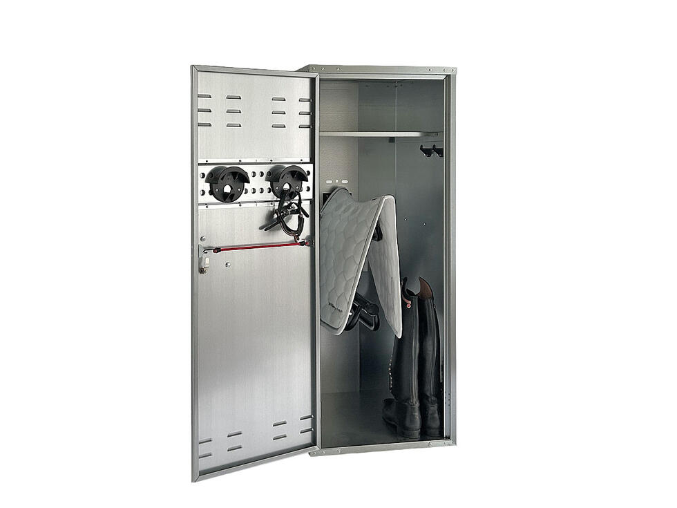 Ein Sattelschrank verzinkt geöffnet mit zwei Trensenhalter auf der Innenseite der Türe und ein Tablar im Hauptteil, resultierend in zwei Fächern, von welchen im grösseren und unteren zwei übereinander