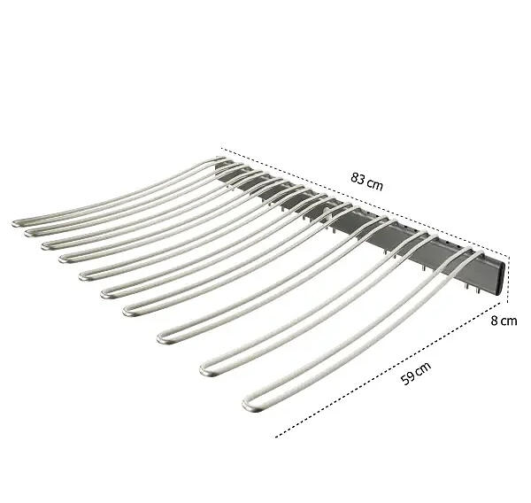 Ein glockenförmiges Flacheisen aus Edelstahl mit solidem Stab als Sattelauflage und darunter mit zwei in umgekehrter V-Form befestigter, länglichen Bügeln zur Auflage einer Schabracke, montiert an einer Holzwand