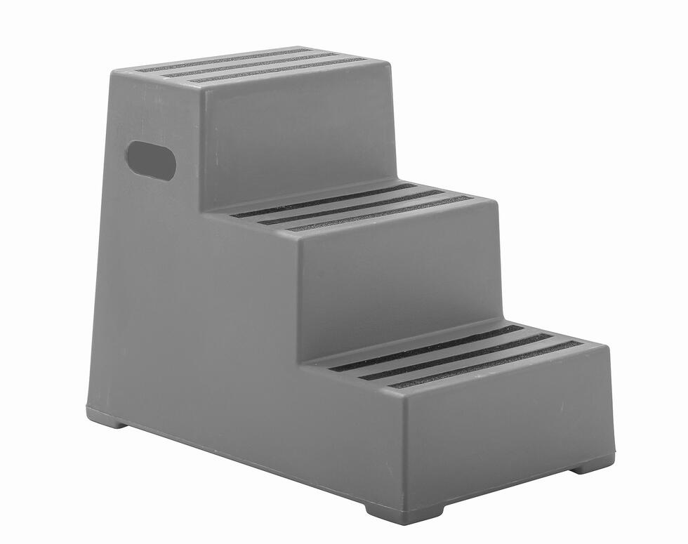 Eine blaue Treppe aus Kunststoff, zwei Stufen insgesamt, auf beiden Tritten jeweils Anti-Rutsch-Noppen, sowie zwei Tiefere, runde Rillen, welche bei der unteren Stufe auf der Seite der Treppe fortgefü