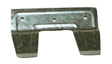 Ein Halteblech für Saugeimer aus rechteckigem, verzinktem Flacheisen, am Rand leichte Wölbung, drei Löcher zur Montage mit Schrauben, zwei rautenförmige, abgewinkelte Anhänge zum Einhängen des Saugeim