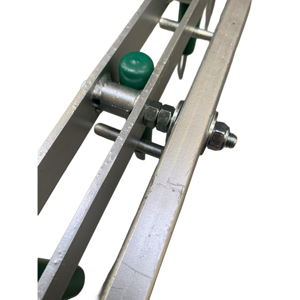 Panel mit 18 senkrechten Streben und zwei dreieckigen Kettenhalter auf der linken Seite, ein kleiner Bogen am unteren Ende auf beiden Seiten, schematische Skizze