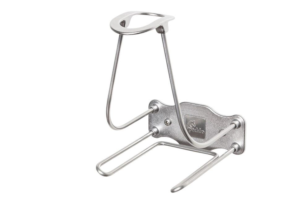 Ein Flacheisen, fixiert mit zwei Schrauben, daran befestigt ist ein halbrunder Gummivorsatz in schwarz