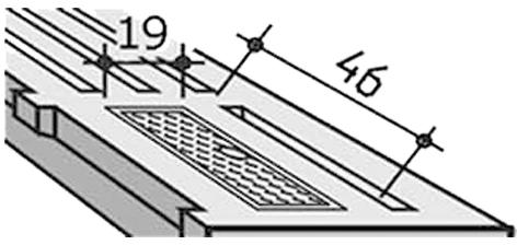 Ein schematischer Ausschnitt eines Betonelements, Öffnungen längs in Dreierpaketen und länglich, in den linken zwei Drittel zentral ein rechteckiger Schachtdeckel mit beschriebenen Massen 19 auf 46 cm und Griff rechts, Ansicht schräg von vorne, halbhoch