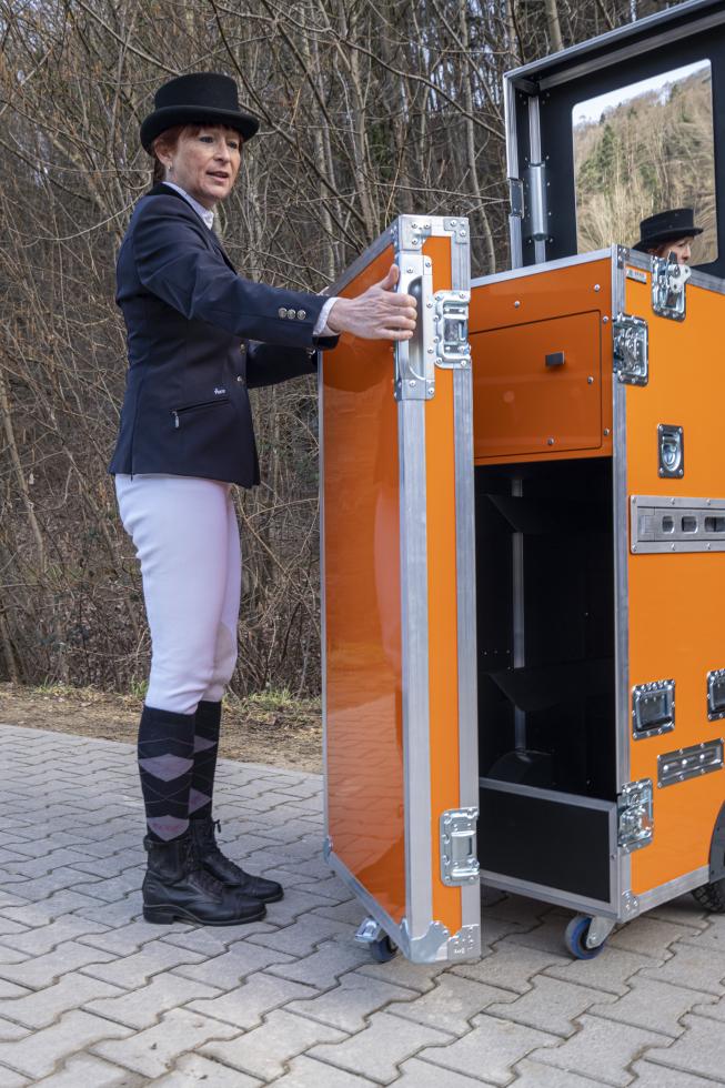 Turnierschrank Malachit mit geöffneter Schublade, Dressurtenue, hochwertige Verarbeitung
