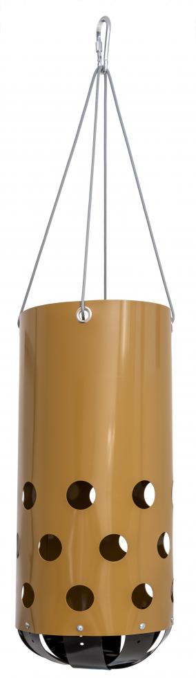 Ein braunes Calf Toy, bestehend aus einem braunen Zylinder mit faustgrossen runden Löchern in der unteren Hälfte, aufgehängt an vier grauen Seilen zusammengeführt an einem Karabinerhakenunterer Deckel