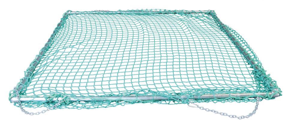 Ein grünes Futtersparnetz welches auf einen quadratischen Rahmen aus verzinktem Metall aufgezogen ist. Auf der vorderen Seite in der rechten Ecke hängt eine Kette mit einem Karabinerhaken