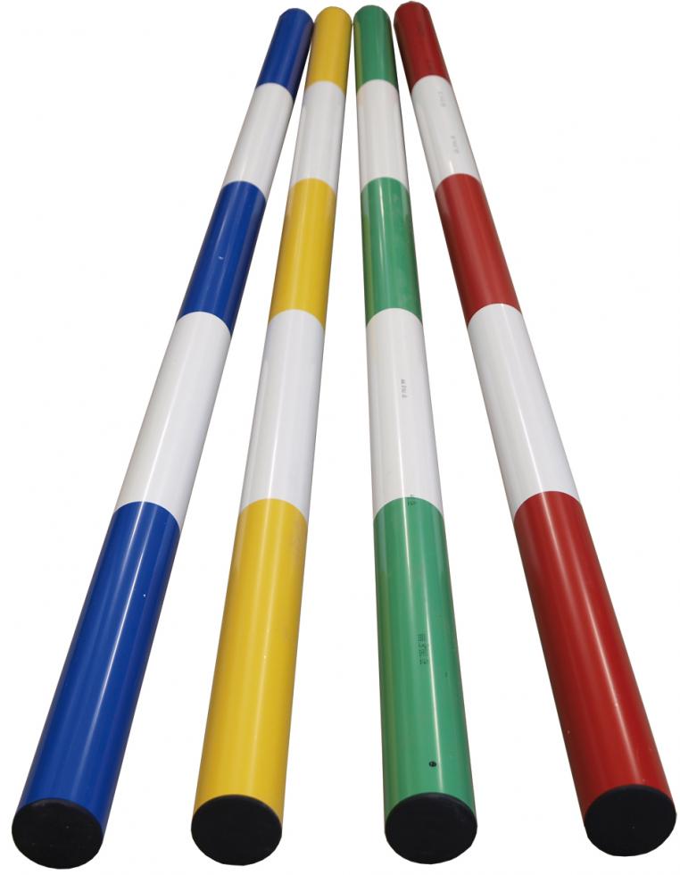 Vier der Kamera zulaufende Hindernisstangen aus Kunststoff mit schwarzem Abschlussdeckel, vier Farben, von links nach rechts: blau, gelb, grün und rot, Farben durch jeweils zwei weisse Streifen in fün
