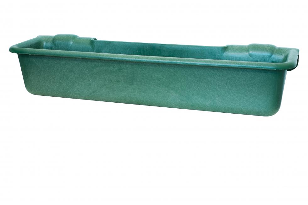 Ein länglicher, rechteckiger Futtertrog aus grünem Kunststoff, auf der Rückseite auf beiden Seiten eine Einhängevorrichtung für Rohre, Draufsicht von schräg vorne
