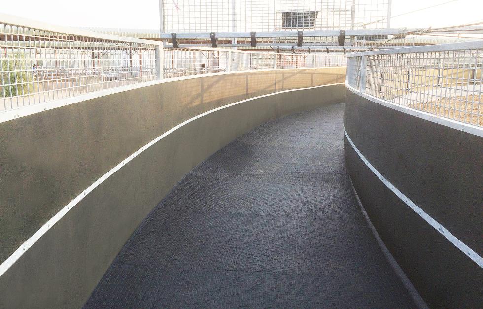 Detailaufnahme des Profils einer schwarzen Gummimatte, bestehend aus jeweils vier Erhöhungen in der Form von Quadraten, in wiederum einem Quadrat angeordnet, Draufsicht