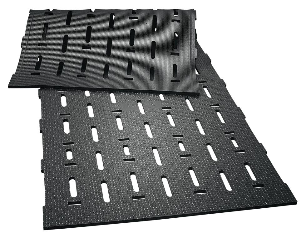 Eine schwarze Gummimatte mit Längsschlitzen, angeschnitten, darunter Betonrot mit kufenartigen Ausstülpungen und zur Matte deckungsgleiche Löcher, drei braune Pfeile durch eine Spalte zeigend, Untere 