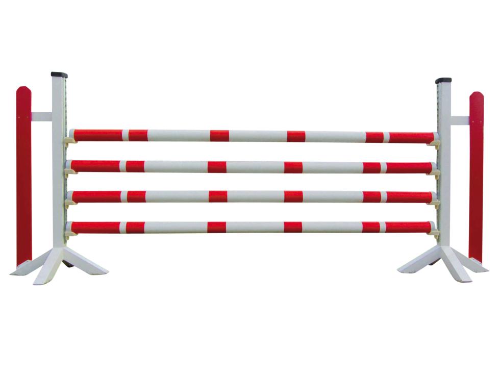 Ein kompletter Sprung aus dem Set KARINA mit zwei weissen, vierfüssigen Alusprungständern mit blauer Holzlatte als Fang, vier blau-weiss gestreiften Stangen auf einer Wiese mit Wald im Hintergrund, Frontalansicht