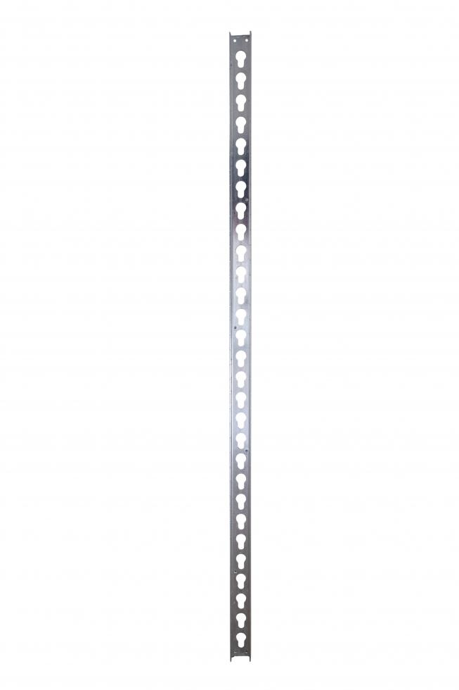 Eine Schlüssellochschiene aus verzinktem Stahl mit übereinander liegenden umgekehrt birnenförmigen Löchern zum Einhängen von Sprungauflagen, Ansicht von vorne, Schiene senkrecht