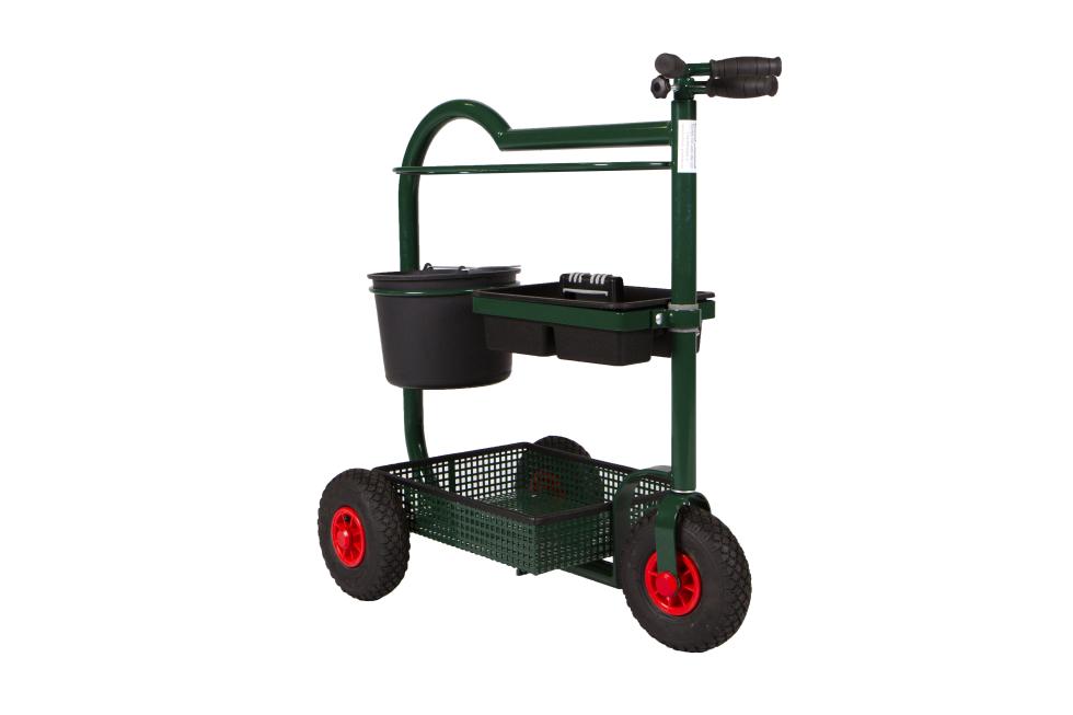 Ein dunkelgrün lackierter, dreiräderiger Sattelwagen mit hohem Rohrbogen zur Auflage eines Sattels, einseitig mit dreigriffigem Schubgriff, höhenverstellbar, und unter dem Bogen eingehängtem Eimerhalt