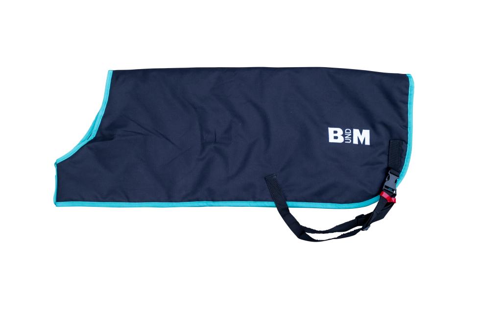 Ein blaues Kälbermänteli mit hellblauen Seitenrändern, sowie Halsausschnitt auf der linken Seite und Beinlaschen auf der rechten