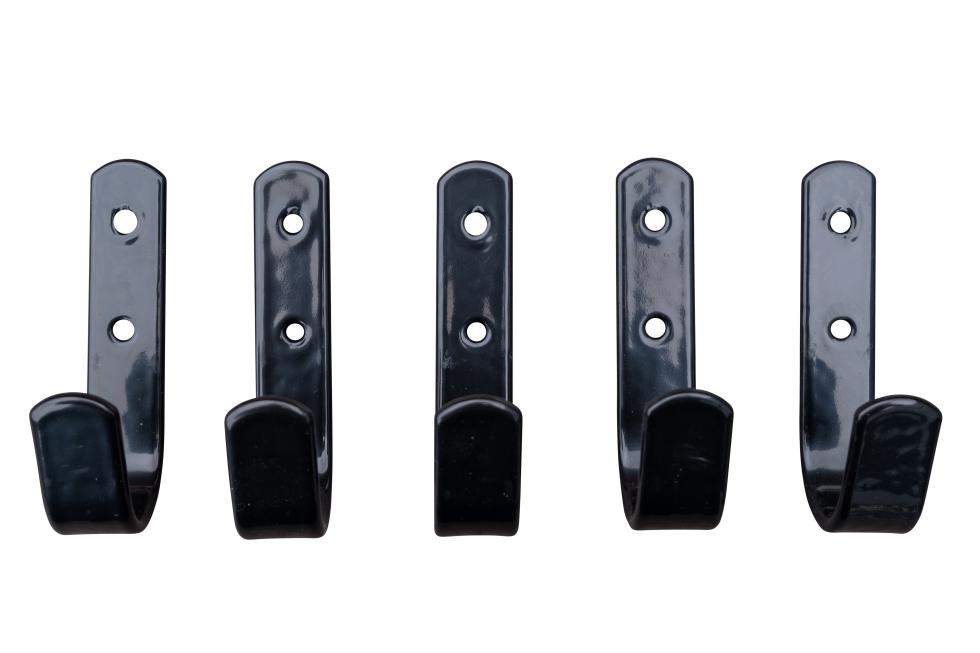 Ein Set Trensenhalter, schwarz lackierte Flacheisenhaken mit zwei vorgebohrten Löchern zur Montage an einer Wand, fünf Stück, Frontalansicht