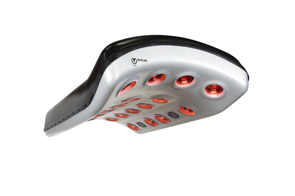 Ein Pferdesolarium, zweifarbig, grüner und grauer Kunststoff, leicht gewölbt und gebogen, mit roten und andersfarbigen Lampen, sowie Ventilatoren auf der Unterseite