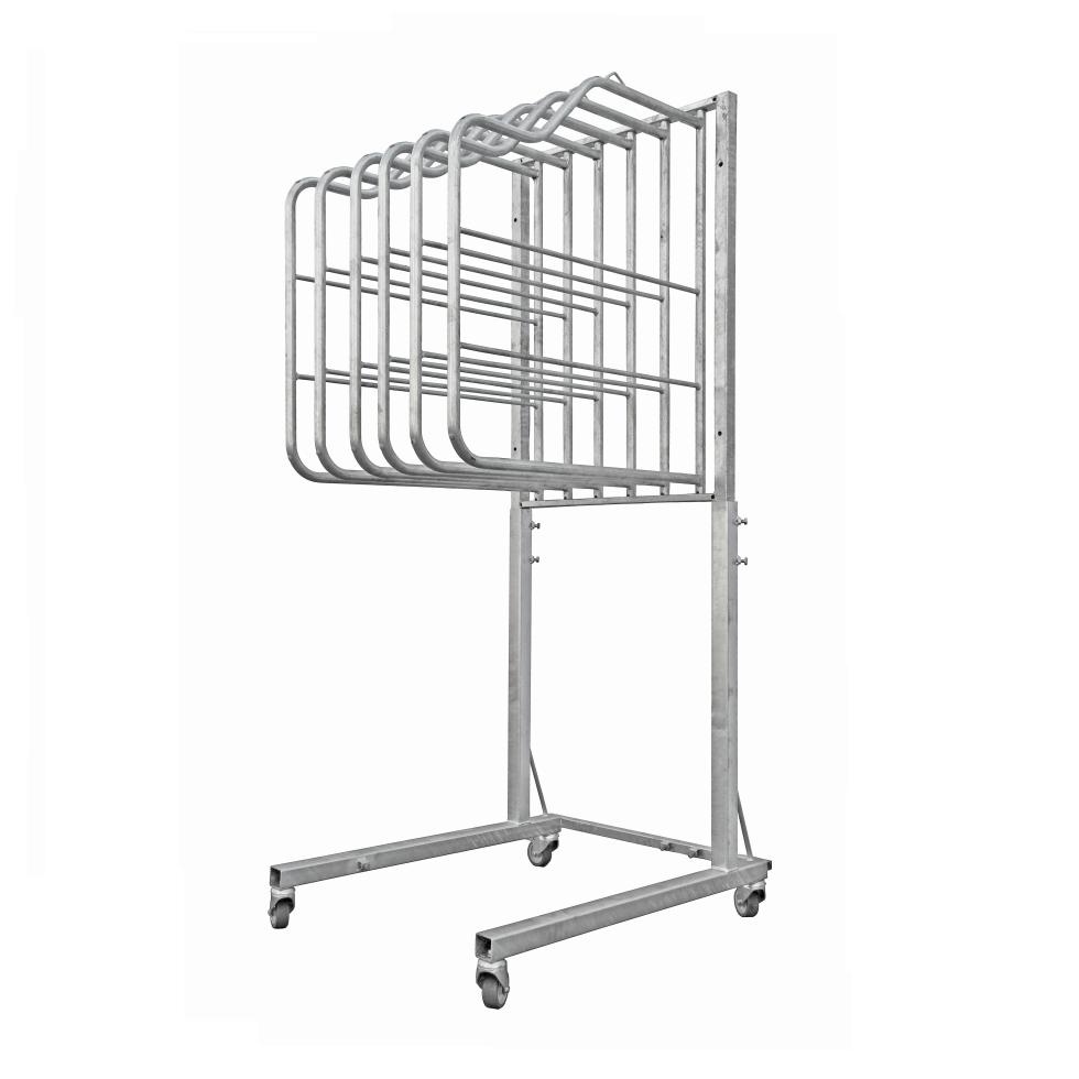 Ein Deckenhalter auf fahrbarem Gestell mit zehn Aufhängungen gefüllt mit diversen Decken, stehend in einer Ecke vor oranger Wand