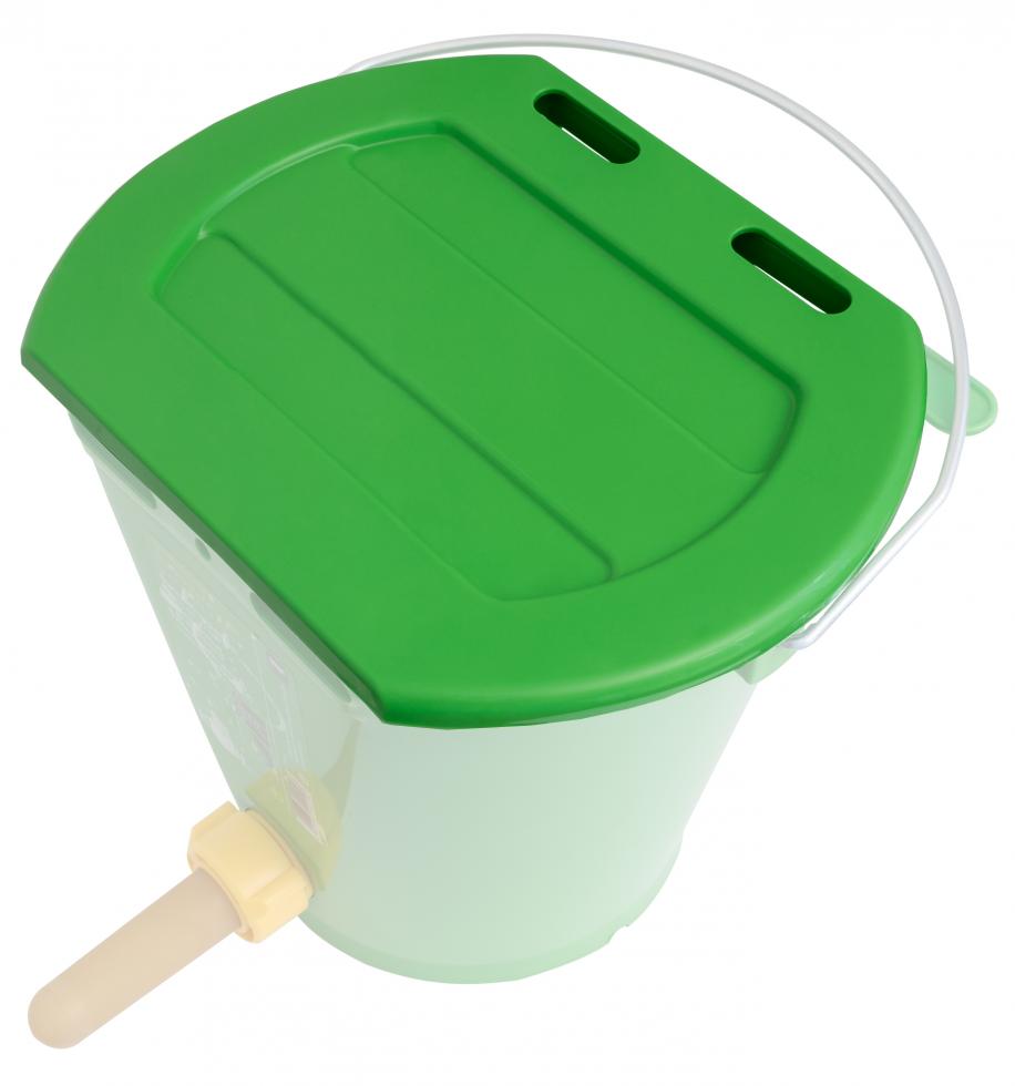 Ein grüner Kunststoffeimer mit zwei Schlitzen zur Aufhängung am oberen Rand, Bügel auf hintere Seite gekippt, Kälbersauger hellbraun und gelbem Ring, bedeckt von einem grünen Kunststoffdeckel, ebenfal