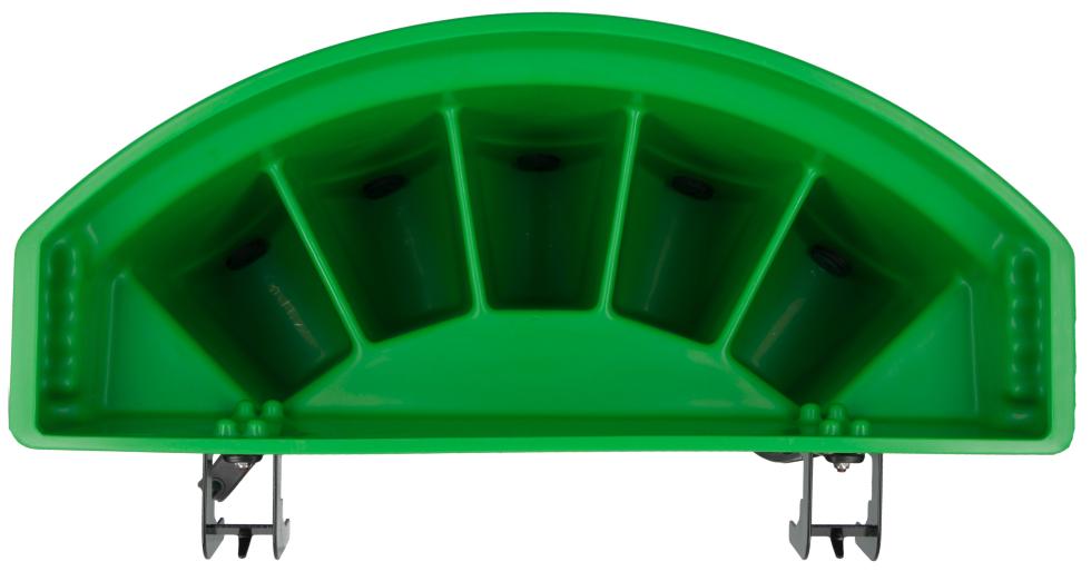 Eine grüne Tränkewanne aus Kunststoff mit bauchiger Vorderseite und fünf ab knapp unter dem erweiterten Rand eingeschnittenen, separaten Fütterungsausgaben mit jeweils einem schwarzen Sauger, auf der Rückseite am oberen erweiterten Rand sind zwei jeweils doppelte schwarze Haken befestigt mit Gummisicherungsband zur Aufhängung 