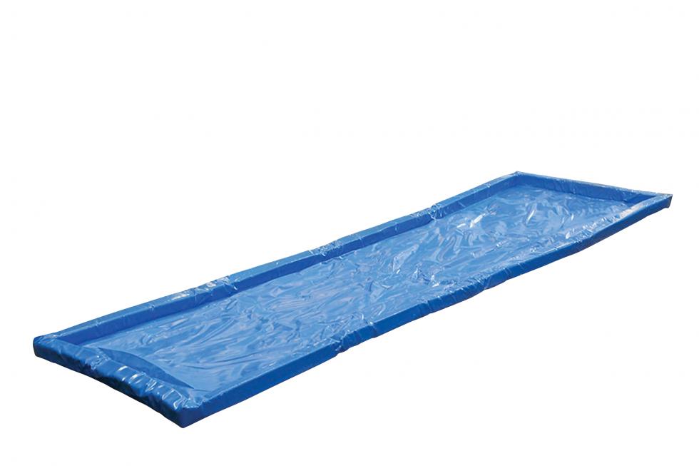 Ein aus blauem Kunststoff gefertigter, eckiger, Übungswassergraben, ungefüllt