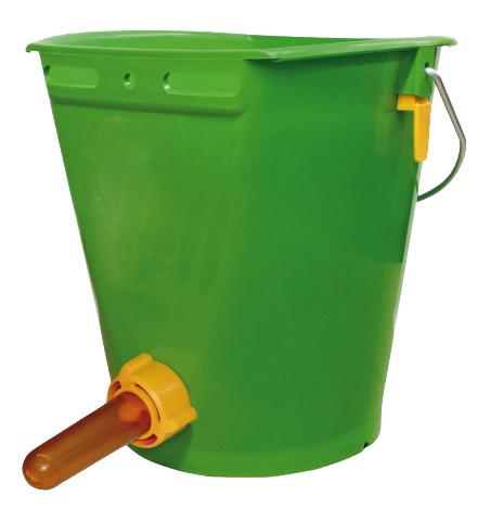 Ein grüner Kunststoffeimer mit zwei Schlitzen zur Aufhängung am oberen Rand, Bügel auf hintere Seite gekippt, Kälbersauger hellbraun und gelbem Ring, Ansicht von schräg vorne