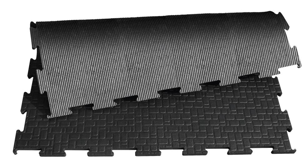 Ein komplettes quadratisches Stück einer schwarzen Gummimatte, Mosaikmuster, Draufsicht