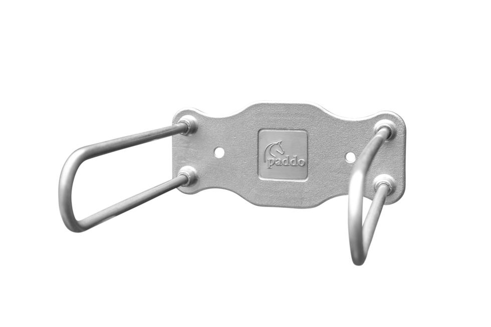 Ein Flacheisen, fixiert mit zwei Schrauben, daran befestigt ist ein halbrunder Gummivorsatz in schwarz