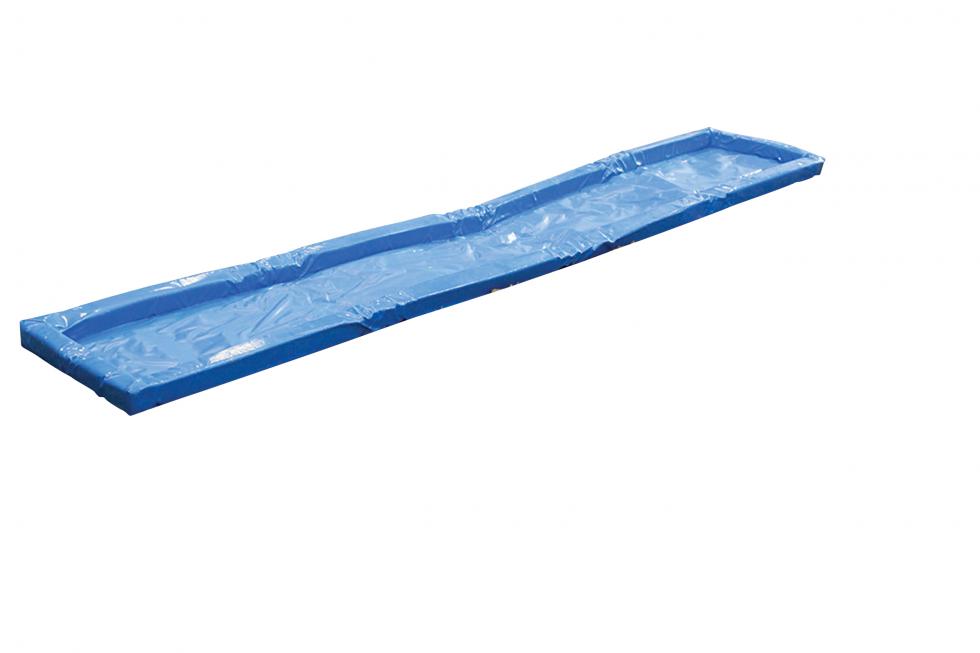 Ein aus blauem Kunststoff gefertigter, eckiger, Übungswassergraben, ungefüllt
