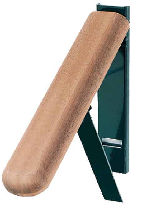 Ein Sattelhalter, herunterklappbar, leicht heruntergeklappt, dunkelgrün lackierte stützende und montierbare Metallkonstruktion, hölzerne Auflage für Sättel, Ansicht schräg von vorne