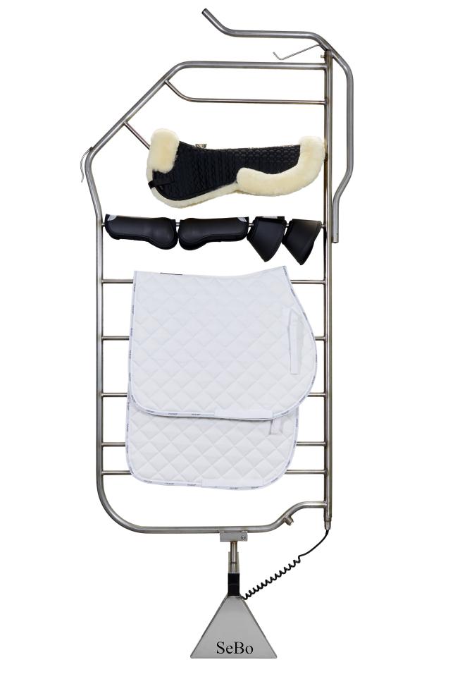 ein aufrechtstehender Deckentrockner mit verzinktem Rohrrahmen und Querverstrebungen mit einer blauen Decke übergehängt, welche den trockner beinahe komplett abdeckt